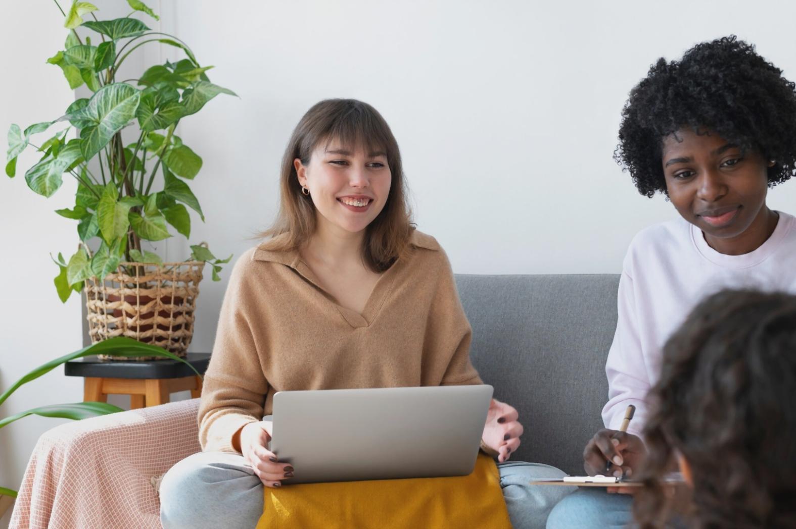Gruppo di studenti che collabora su un progetto di post-produzione video